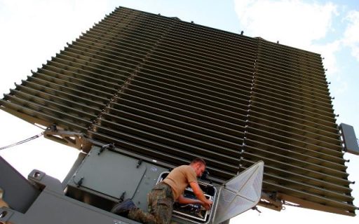 Hauptfeldwebel Gerner schließt die elektronischen Bauteile an, bevor sich das Radar drehen kann. (Quelle: Luftwaffe/Philipp Rabe)