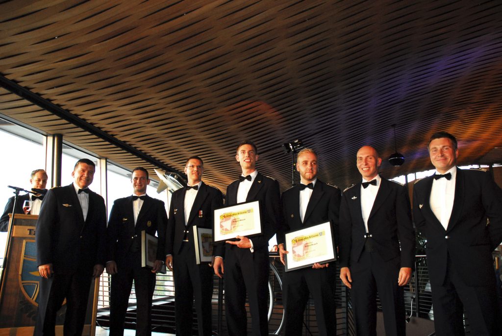 © Luftwaffe/Hans Hensel B-Course 16 mit General Müllner, dem Kommodore Oberstleutnant Gero von Fritschen und dem Kommandeur Fliegende Gruppe Oberstleutnant Lutz Müller.