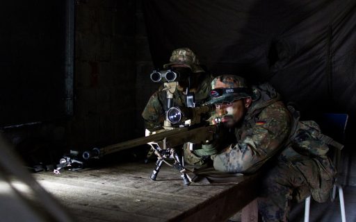 Der „Spotter“ und sein Schütze sind in jeder Lage ein eingespieltes Team. (Quelle: Luftwaffe/Johannes Heyn)