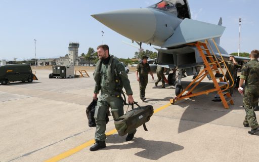 © Luftwaffe/Ulrich Metternich Pilot nach der Ankunft in Decimomannu