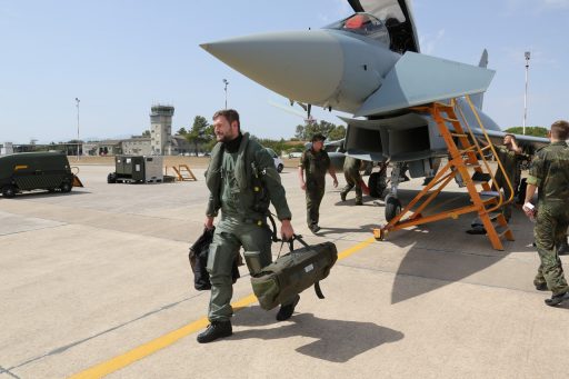 © Luftwaffe/Ulrich Metternich Pilot nach der Ankunft in Decimomannu