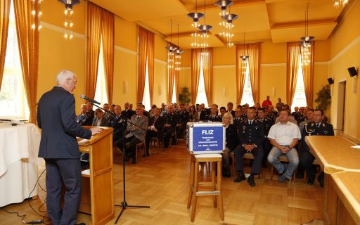 Der Amtschef LufABw beglückwünscht die ZFÜ zum Jubiläum (Quelle: LufABw/Agathe Kulla)