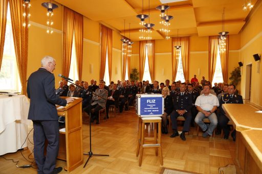 Der Amtschef LufABw beglückwünscht die ZFÜ zum Jubiläum (Quelle: LufABw/Agathe Kulla)