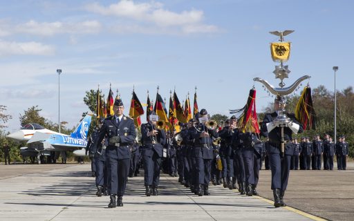 © Luftwaffe/Nurgün Ekmekcibasi Einmarsch der Truppenfahnen aller Luftwaffen-Abordnungen zum Appell