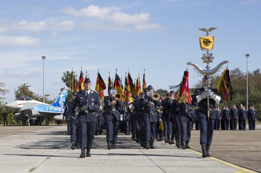 © Luftwaffe/Nurgün Ekmekcibasi Einmarsch der Truppenfahnen aller Luftwaffen-Abordnungen zum Appell