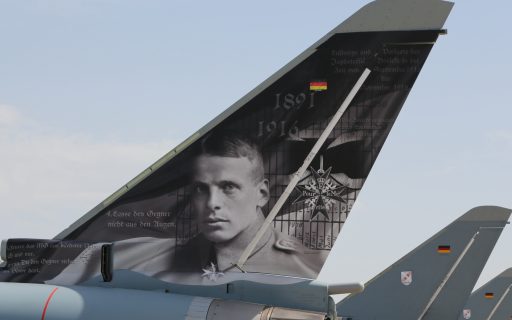 © Luftwaffe/Ulrich Metternich Fliegerass Oswald Boelcke auf dem Seitenleitwerk eines Eurofighters.
