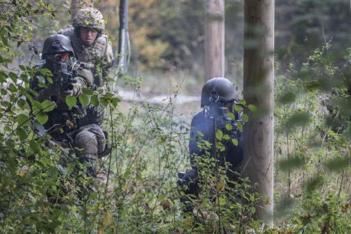 © Luftwaffe/Ronja Entreß Deutsche und britische Soldaten durchkämmen den Wald auf der Suche nach einem feindlichen Panzerfaust-Schützen.