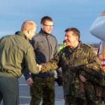 Generalleutnant Karl Müllner wird vom Kontingentführer Oberstleutnant Johannes Durand und Oberst Jaak Tarien, der Inspekteur der estnischen Luftstreitkräfte, begrüßt. (Quelle: Luftwaffe/Christian Timmig)
