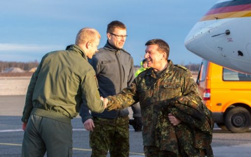 Generalleutnant Karl Müllner wird vom Kontingentführer Oberstleutnant Johannes Durand und Oberst Jaak Tarien, der Inspekteur der estnischen Luftstreitkräfte, begrüßt. (Quelle: Luftwaffe/Christian Timmig)