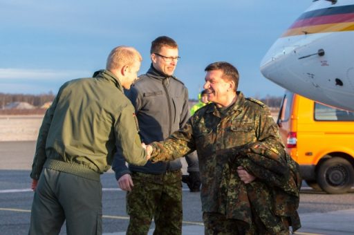 Generalleutnant Karl Müllner wird vom Kontingentführer Oberstleutnant Johannes Durand und Oberst Jaak Tarien, der Inspekteur der estnischen Luftstreitkräfte, begrüßt. (Quelle: Luftwaffe/Christian Timmig)