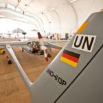 Zwei der drei Heron im Hangar bei den Flugvorbereitungen (Quelle: Luftwaffe/Johannes Heyn)