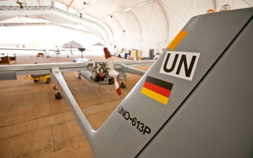 Zwei der drei Heron im Hangar bei den Flugvorbereitungen (Quelle: Luftwaffe/Johannes Heyn)