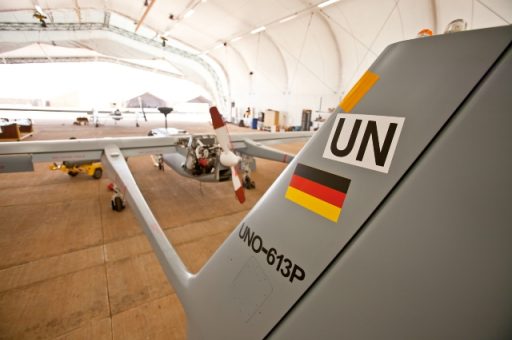 Zwei der drei Heron im Hangar bei den Flugvorbereitungen (Quelle: Luftwaffe/Johannes Heyn)