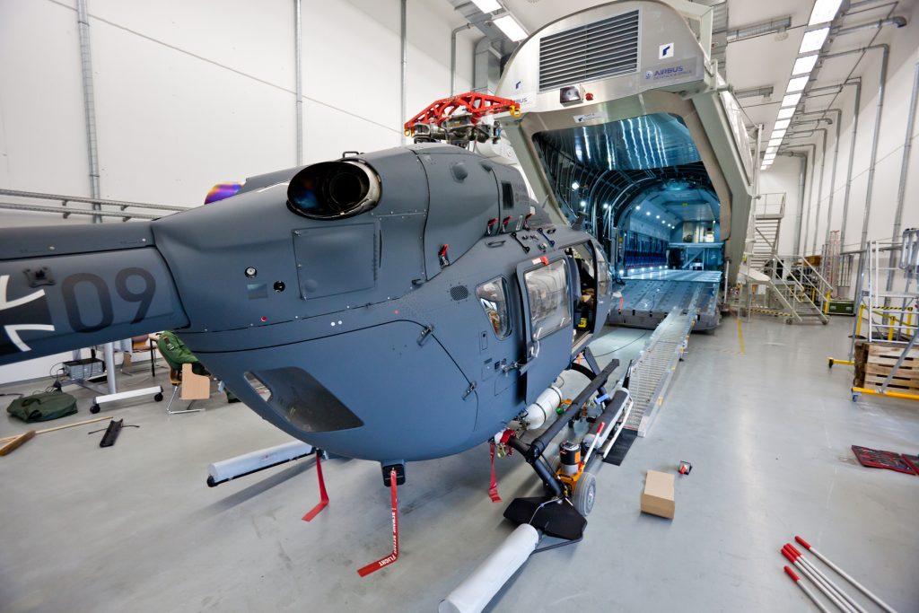 Vor dem „scharfen Schuss“ wird in einem nachgebauten Laderaum des A400M geübt. (Quelle: Luftwaffe/Johannes Heyn)