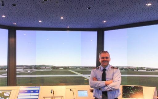 Der 44-jährige Hauptmann Daniel Fernholtz war früher selbst in Lechfeld Fluglotse. (Quelle: Luftwaffe/Niklas Engelking)