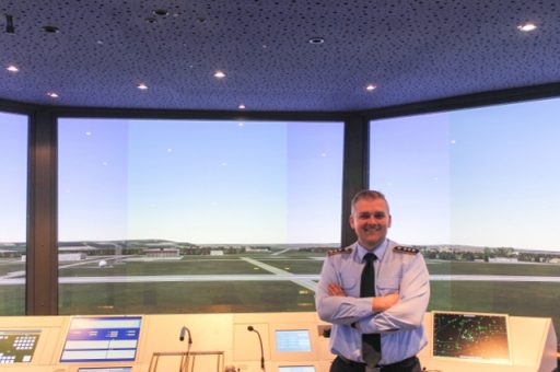 Der 44-jährige Hauptmann Daniel Fernholtz war früher selbst in Lechfeld Fluglotse. (Quelle: Luftwaffe/Niklas Engelking)