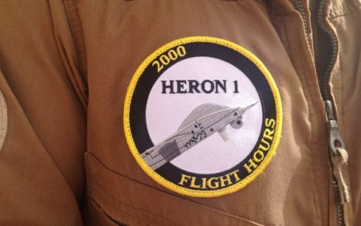 Ab sofort jederzeit an der Uniform zu erkennen: Bergmanns 2.000 Flugstunden mit der HERON 1. (Quelle: Luftwaffe/PAO MINUSMA)