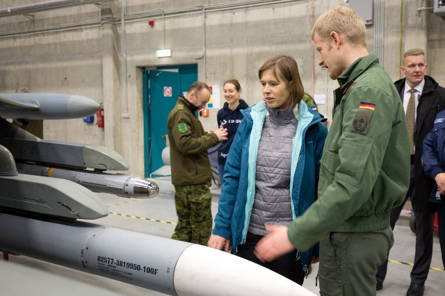 Die estnische Präsidentin, Kertsi Kaljulaid, lässt sich von Kontingentführer Oberstleutnant Johannes Durand die Bewaffnung eines Eurofighters erklären. (Quelle: Luftwaffe/Christian Timmig)
