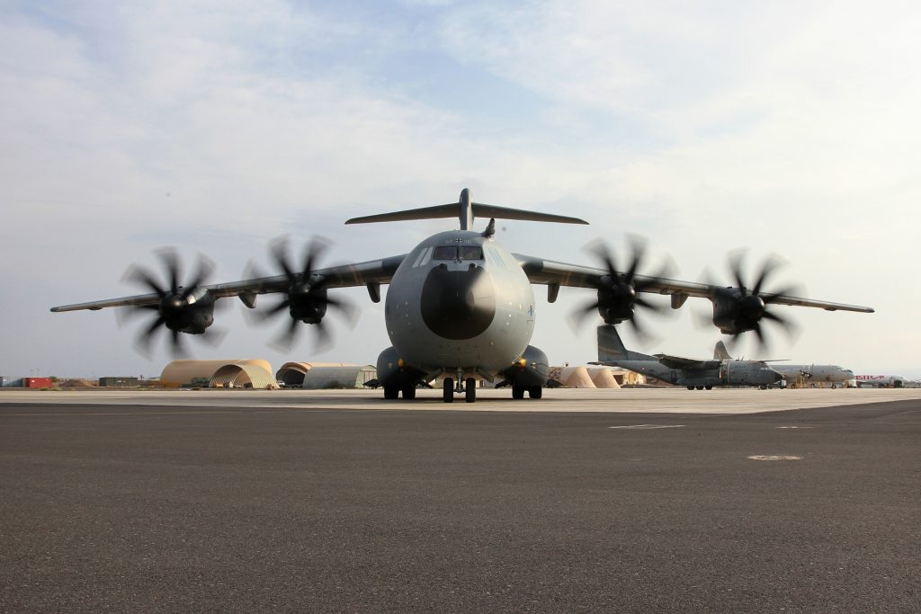 Das Transportflugzeug Airbus A400M landet auf der französischen Base Arienne im Rahmen der Mission Atalanta, am 09.04.2016.