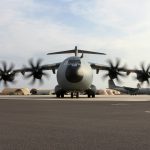 Das Transportflugzeug Airbus A400M landet auf der französischen Base Arienne im Rahmen der Mission Atalanta, am 09.04.2016.