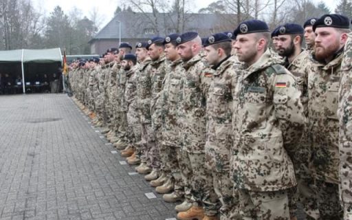 Das knapp 100-köpfige Einsatzkontingent der Objektschützer aus Schortens wurde auf dem Fliegerhorst Upjever verabschiedet. (Quelle: Luftwaffe/Gerhard Groeneveld)