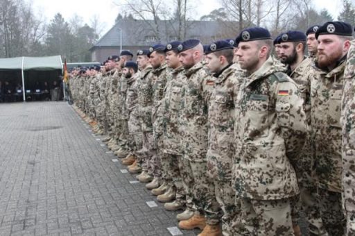 Das knapp 100-köpfige Einsatzkontingent der Objektschützer aus Schortens wurde auf dem Fliegerhorst Upjever verabschiedet. (Quelle: Luftwaffe/Gerhard Groeneveld)