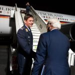 außenminister Frank-Walter Steinmeier (SPD) steigt am 12.01.2017 auf dem militärischen Teil des Flughafen Tegel in Berlin in ein Flugzeug der Flugbereitschaft der Bundeswehr, um nach Kolumbien zu fliegen und wird an der Gangway vom Flugzeugkommandanten Oberstleutnant Michael Weyerer begrüßt. Steinmeier führt bei seinem eintägigen Besuch Regierungsgespräche in Bogotá und will auch eine der Zonen besuchen, in denen die Rebellen der linken Guerillaorganisation Farc ihre Waffen niederlegen sollen. Foto: Bernd von Jutrczenka/dpa | Verwendung weltweit