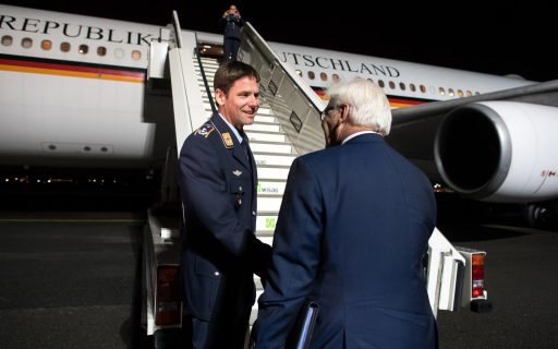 außenminister Frank-Walter Steinmeier (SPD) steigt am 12.01.2017 auf dem militärischen Teil des Flughafen Tegel in Berlin in ein Flugzeug der Flugbereitschaft der Bundeswehr, um nach Kolumbien zu fliegen und wird an der Gangway vom Flugzeugkommandanten Oberstleutnant Michael Weyerer begrüßt. Steinmeier führt bei seinem eintägigen Besuch Regierungsgespräche in Bogotá und will auch eine der Zonen besuchen, in denen die Rebellen der linken Guerillaorganisation Farc ihre Waffen niederlegen sollen. Foto: Bernd von Jutrczenka/dpa | Verwendung weltweit