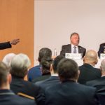 Foto: „Wir brauchen eine Architektur aus verschiedenen Systemen, die es uns erlaubt, den Kampfhubschrauber, der wenige hundert Meter vor einem Kampfverband des Heeres aus der Deckung kommt, genauso verlässlich zu bekämpfen, wie einen ballistischen Flugkörper, der sich beinahe senkrecht auf die logistische Basis im Einsatzgebiet stürzt.“ Brigadegeneral Hogrebe stellte klare Forderungen an die zukünftige Luftverteidigung. Die Interessengemeinschaft Deutsche Luftwaffe e.V. hatte zur ihrer ersten Berliner Plattform in diesem Jahr geladen. Das aktuelle Thema „Bodengebundene Luftverteidigung - Sachstand und Perspektiven“ hatte zahlreiche Vertreter aus Politik, Militär und Industrie in die Landesvertretung Sachsen-Anhalt nach Berlin gelockt. Auch der Wehrbeauftragte des Deutschen Bundestags, Dr. Hans-Peter Bartels, befand sich unter den interessierten Zuhörern. Das Spektrum, das unsere Streitkräfte heute bedroht, reicht von der Minidrohne bis hin zu ballistischen Flugkörpern großer Reichweite. Brigadegeneral Hogrebe unterstrich, dass diesem komplexen Szenario nur teilstreitkraftübergreifend und in einem multinationalen Ansatz begegnet werden könne. Der Schutz von Landstreitkräften werde durch weitreichende Waffensysteme in Form eines dynamischen Raumschutzes, lageabhängig auch mit Unterstützung luftgestützter Luftverteidigungskräfte, sichergestellt. Die Integration der landgestützten Systeme zur Flugkörperabwehr in der unteren Abfangschicht mit den Sensoren der Marine sei ein weiteres Beispiel effektiver Abwehrmaßnahmen. Im Bereich der multinationalen Zusammenarbeit sei die Aufstellung einer Multinational Air and Missile Defence Task Force das strategische Ziel. Darüber hinaus berichtete er von den derzeitigen bilateralen Kooperationsabsichten mit den Niederlanden und Polen. Mit Blick in die Zukunft sei es wichtig, das in der Luftwaffe befindliche PATRIOT System für multinationale Einsätze weiterhin auf modernstem Stand zu halten und so die Zeit bis zur Verfügbarkeit eines Taktischen Luftverteidigungssystems (TLVS) optimal überbrücken zu können, so der Brigadegeneral. Darüber hinaus sei die Sicherstellung des Nah- und Nächstbereichsschutz essentiell, um dem akut gestiegenen Schutzbedürfnisses der Landstreitkräfte Rechnung zu tragen. Unter Leitung des Präsidenten der Interessengemeinschaft Deutsche Luftwaffe e.V. Generalleutnant a.D. Aarne Kreuzinger-Janik folgte eine äußerst lebhafte Diskussion. Großen Beifall erhielt der Wehrbeauftragte des Deutschen Bundestags. Er betonte, dass die Herausforderung für die Luftwaffe jetzt da seien. „Und wir sagen dann in 10 Jahren haben wir eine Lösung dafür, das ist zu lang.“ Dr. Hans-Peter Bartels hatte in seinem letzten Jahresbericht das mangelnde Tempo bei Rüstungsvorhaben kritisiert. „Die Diskussion hat gezeigt, dass es höchste Zeit war, sich mit dem wichtigen Thema auseinanderzusetzen.“ resümierte Generalleutnant a.D. Aarne Kreuzinger-Janik zufrieden am Ende der Veranstaltung. Text: Dr. Thorsten Weber Fotos: Astrid Burger-Weber