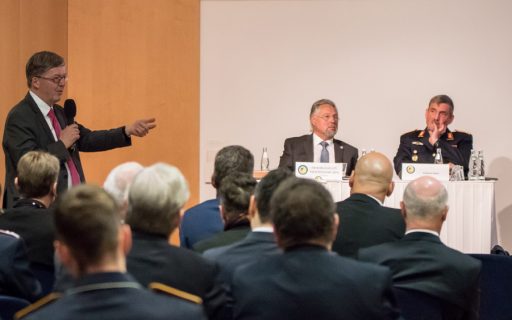 Foto: „Wir brauchen eine Architektur aus verschiedenen Systemen, die es uns erlaubt, den Kampfhubschrauber, der wenige hundert Meter vor einem Kampfverband des Heeres aus der Deckung kommt, genauso verlässlich zu bekämpfen, wie einen ballistischen Flugkörper, der sich beinahe senkrecht auf die logistische Basis im Einsatzgebiet stürzt.“ Brigadegeneral Hogrebe stellte klare Forderungen an die zukünftige Luftverteidigung. Die Interessengemeinschaft Deutsche Luftwaffe e.V. hatte zur ihrer ersten Berliner Plattform in diesem Jahr geladen. Das aktuelle Thema „Bodengebundene Luftverteidigung - Sachstand und Perspektiven“ hatte zahlreiche Vertreter aus Politik, Militär und Industrie in die Landesvertretung Sachsen-Anhalt nach Berlin gelockt. Auch der Wehrbeauftragte des Deutschen Bundestags, Dr. Hans-Peter Bartels, befand sich unter den interessierten Zuhörern. Das Spektrum, das unsere Streitkräfte heute bedroht, reicht von der Minidrohne bis hin zu ballistischen Flugkörpern großer Reichweite. Brigadegeneral Hogrebe unterstrich, dass diesem komplexen Szenario nur teilstreitkraftübergreifend und in einem multinationalen Ansatz begegnet werden könne. Der Schutz von Landstreitkräften werde durch weitreichende Waffensysteme in Form eines dynamischen Raumschutzes, lageabhängig auch mit Unterstützung luftgestützter Luftverteidigungskräfte, sichergestellt. Die Integration der landgestützten Systeme zur Flugkörperabwehr in der unteren Abfangschicht mit den Sensoren der Marine sei ein weiteres Beispiel effektiver Abwehrmaßnahmen. Im Bereich der multinationalen Zusammenarbeit sei die Aufstellung einer Multinational Air and Missile Defence Task Force das strategische Ziel. Darüber hinaus berichtete er von den derzeitigen bilateralen Kooperationsabsichten mit den Niederlanden und Polen. Mit Blick in die Zukunft sei es wichtig, das in der Luftwaffe befindliche PATRIOT System für multinationale Einsätze weiterhin auf modernstem Stand zu halten und so die Zeit bis zur Verfügbarkeit eines Taktischen Luftverteidigungssystems (TLVS) optimal überbrücken zu können, so der Brigadegeneral. Darüber hinaus sei die Sicherstellung des Nah- und Nächstbereichsschutz essentiell, um dem akut gestiegenen Schutzbedürfnisses der Landstreitkräfte Rechnung zu tragen. Unter Leitung des Präsidenten der Interessengemeinschaft Deutsche Luftwaffe e.V. Generalleutnant a.D. Aarne Kreuzinger-Janik folgte eine äußerst lebhafte Diskussion. Großen Beifall erhielt der Wehrbeauftragte des Deutschen Bundestags. Er betonte, dass die Herausforderung für die Luftwaffe jetzt da seien. „Und wir sagen dann in 10 Jahren haben wir eine Lösung dafür, das ist zu lang.“ Dr. Hans-Peter Bartels hatte in seinem letzten Jahresbericht das mangelnde Tempo bei Rüstungsvorhaben kritisiert. „Die Diskussion hat gezeigt, dass es höchste Zeit war, sich mit dem wichtigen Thema auseinanderzusetzen.“ resümierte Generalleutnant a.D. Aarne Kreuzinger-Janik zufrieden am Ende der Veranstaltung. Text: Dr. Thorsten Weber Fotos: Astrid Burger-Weber