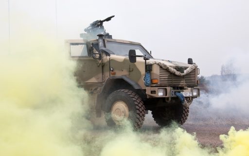 Das geschützte Fahrzeug „Dingo“ nach einer simulierten Ansprengung. (Quelle: Luftwaffe/Susanne Hähnel)