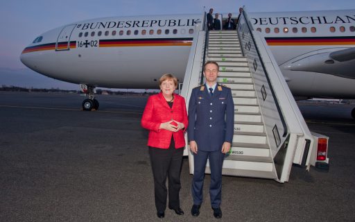 Kanzlerin Angela Merkel beim Empfang am A340 der Flugbereitschaft BMVg in Berlin Tegel am 16.03.2017.