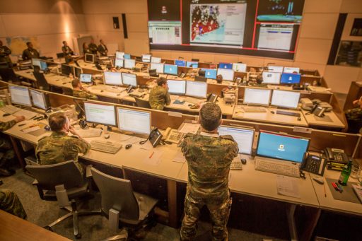 Oberst Frank Gräfe behält in der hintersten Reihe den Überblick über die OPZ und die Gesamtsituatiuon. (Quelle: Falk Bärwald/Luftwaffe)