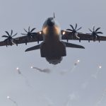 Zum ersten Mal stößt ein deutscher A400M Täuschkörper aus. (Quelle: Luftwaffe/Mathias Frey)