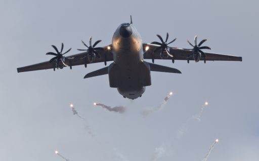 Zum ersten Mal stößt ein deutscher A400M Täuschkörper aus. (Quelle: Luftwaffe/Mathias Frey)