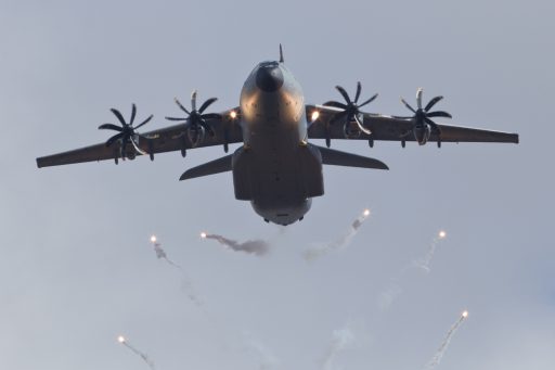 Zum ersten Mal stößt ein deutscher A400M Täuschkörper aus. (Quelle: Luftwaffe/Mathias Frey)