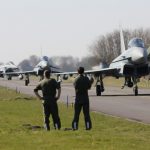 Techniker warten schon auf die zurückehrenden Eurofighter. (Quelle: Luftwaffe/Ulrich Metternich)