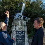 Major General Amir Eshel erläutert dem Inspekteur der Luftwaffe den geschichtlichen Hintergrund der Gedenkstätte der israelischen Luftstreitkräfte. (Quelle: Luftwaffe/Thorsten Weber)