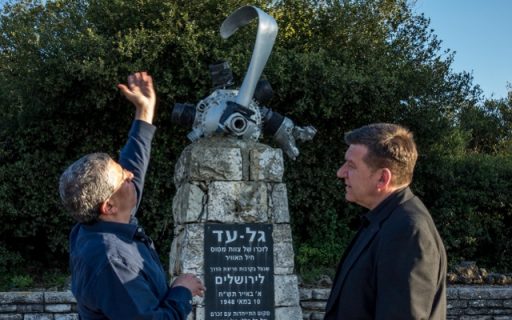 Major General Amir Eshel erläutert dem Inspekteur der Luftwaffe den geschichtlichen Hintergrund der Gedenkstätte der israelischen Luftstreitkräfte. (Quelle: Luftwaffe/Thorsten Weber)