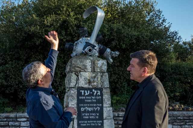 Major General Amir Eshel erläutert dem Inspekteur der Luftwaffe den geschichtlichen Hintergrund der Gedenkstätte der israelischen Luftstreitkräfte. (Quelle: Luftwaffe/Thorsten Weber)