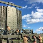 Das verlegefähige Radar im Aufbau. Mit vereinten Kräften ist die Anlage innerhalb weniger Stunden einsatzbereit. (Quelle: Luftwaffe/Andreas Remmel )