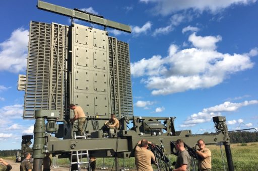 Das verlegefähige Radar im Aufbau. Mit vereinten Kräften ist die Anlage innerhalb weniger Stunden einsatzbereit. (Quelle: Luftwaffe/Andreas Remmel )