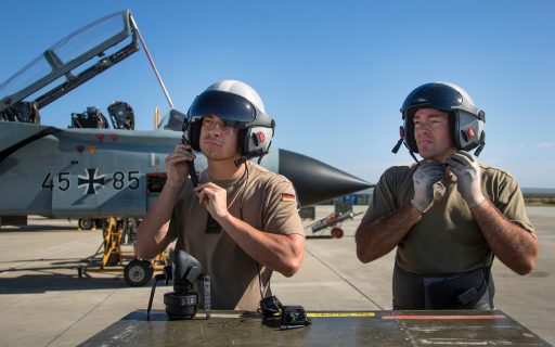 Die beiden Hauptfeldwebel David Böhme (links) und Thomas Klein beim Vorbereiten der Tornados. (Quelle: Luftwaffe/Archiv)