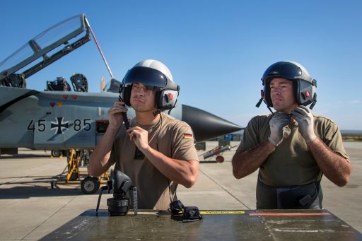 Die beiden Hauptfeldwebel David Böhme (links) und Thomas Klein beim Vorbereiten der Tornados. (Quelle: Luftwaffe/Archiv)