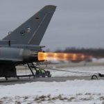 Das neue Triebwerk wird in allen Leistungsstufen getestet. Auch der Nachbrenner wird gezündet. Die Stahlseile sind straff gespannt. (Quelle: Luftwaffe/Philippe Stupp)