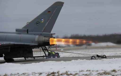 Das neue Triebwerk wird in allen Leistungsstufen getestet. Auch der Nachbrenner wird gezündet. Die Stahlseile sind straff gespannt. (Quelle: Luftwaffe/Philippe Stupp)