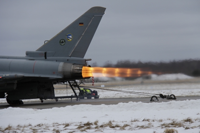 Das neue Triebwerk wird in allen Leistungsstufen getestet. Auch der Nachbrenner wird gezündet. Die Stahlseile sind straff gespannt. (Quelle: Luftwaffe/Philippe Stupp)