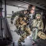 Ein Soldat des AMPT springt in den Laderaum des NH90 Transporthubschraubers. (Quelle: Luftwaffe/Oliver Pieper)