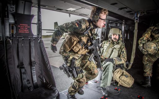 Ein Soldat des AMPT springt in den Laderaum des NH90 Transporthubschraubers. (Quelle: Luftwaffe/Oliver Pieper)
