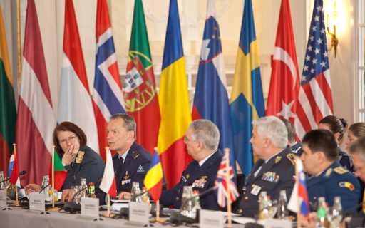 Die teilnehmenden Luftwaffenchefs reden über aktuelle und zukünftige gemeinsame Projekte. (Quelle: Luftwaffe/Susanne Hähnel)
